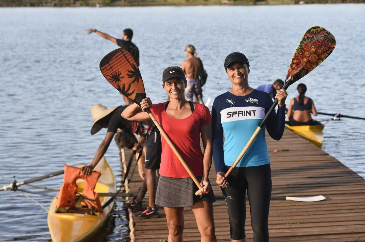 Canoa havaiana: o esporte que une vizinhos no Lago Paranoá