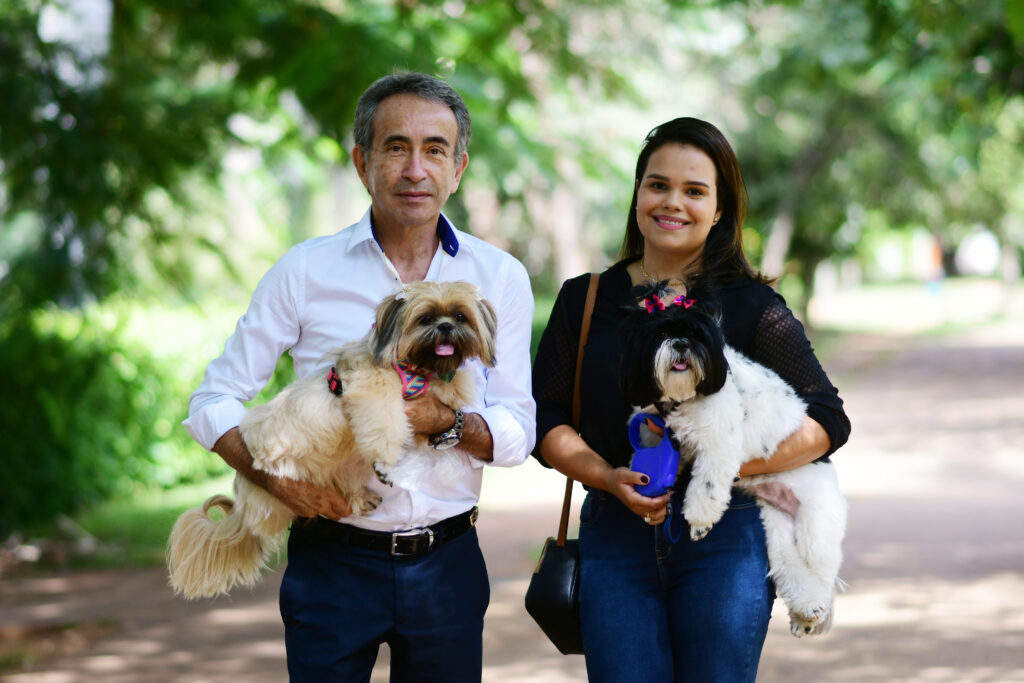 Luis Alberto e Gabrielle Cunha e suas cachorras: os animais aproximaram os tutores, que hoje são grande amigos, mesmo morando em áreas diferentes